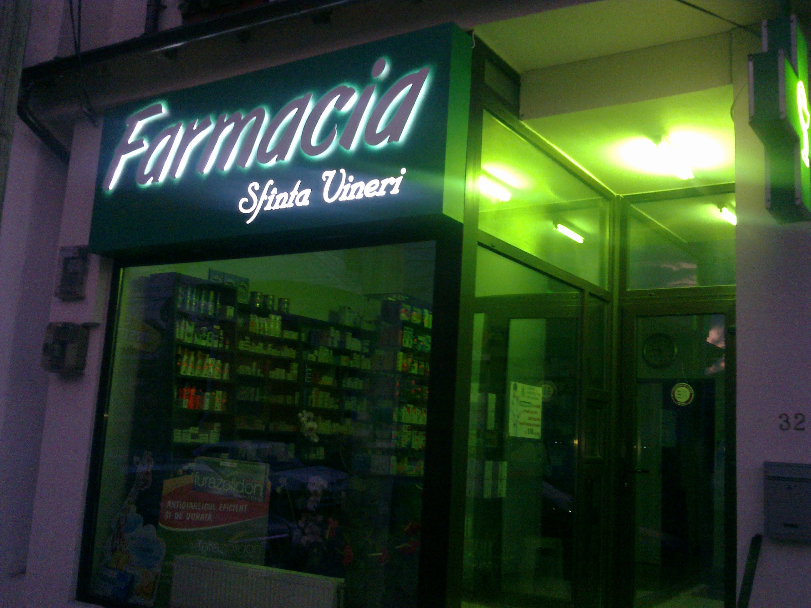 Farmacie Pitesti. Litere independente cu iluminare tip halou montate pe caseta din Alucobond)