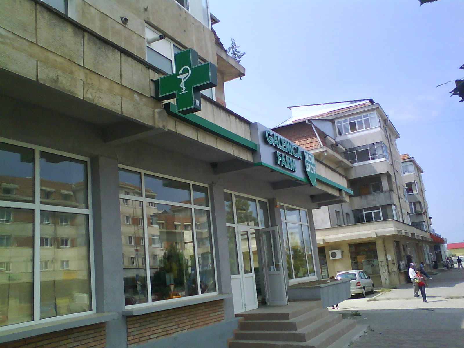 Signalistica exterior Farmacie Mioveni Arges. Cruce farmacie si firma luminoasa