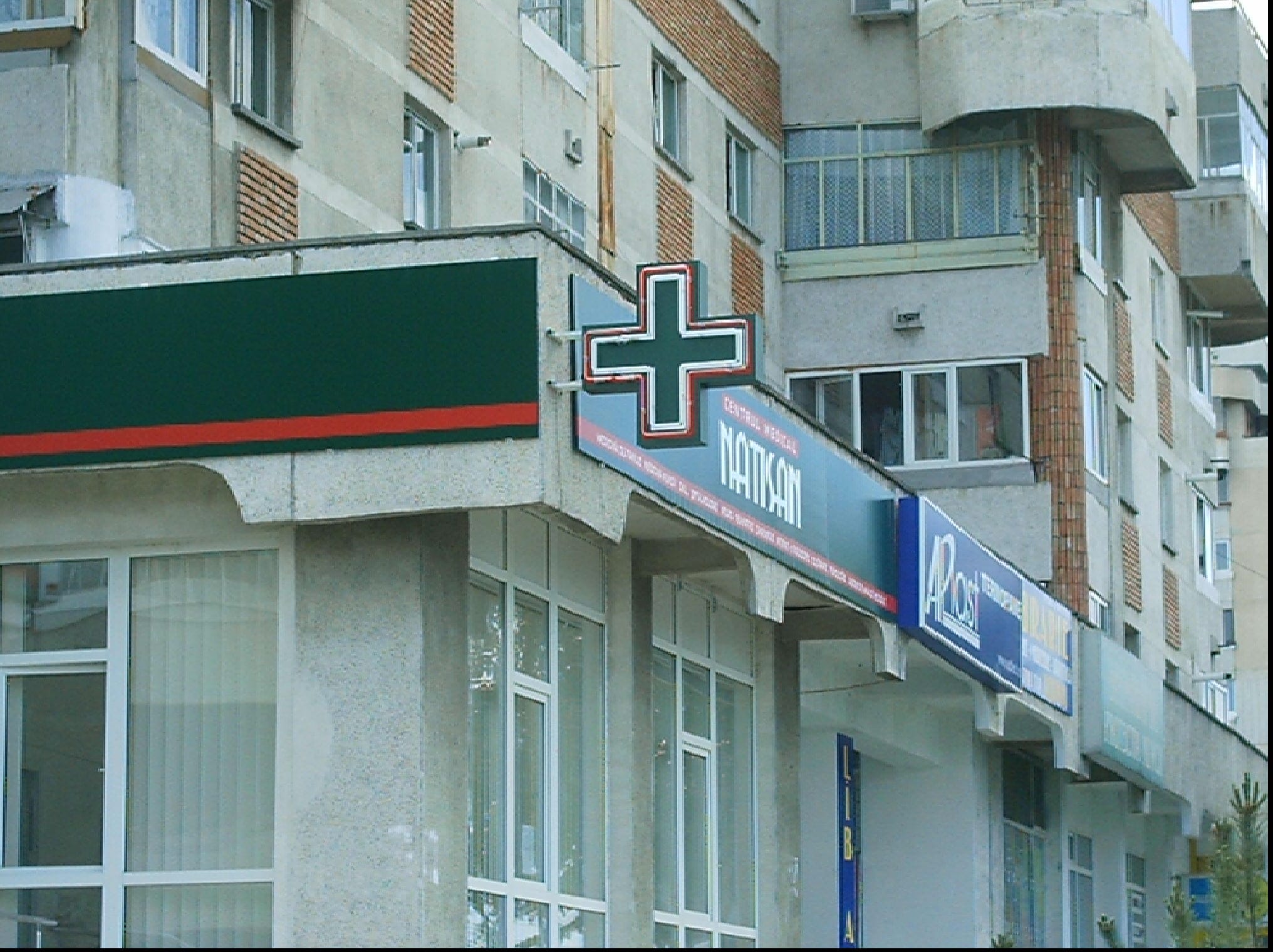 Signalistica de exterior Clinica Natisan - Pitesti. Panouri publicitare si cruce cu tub spectral