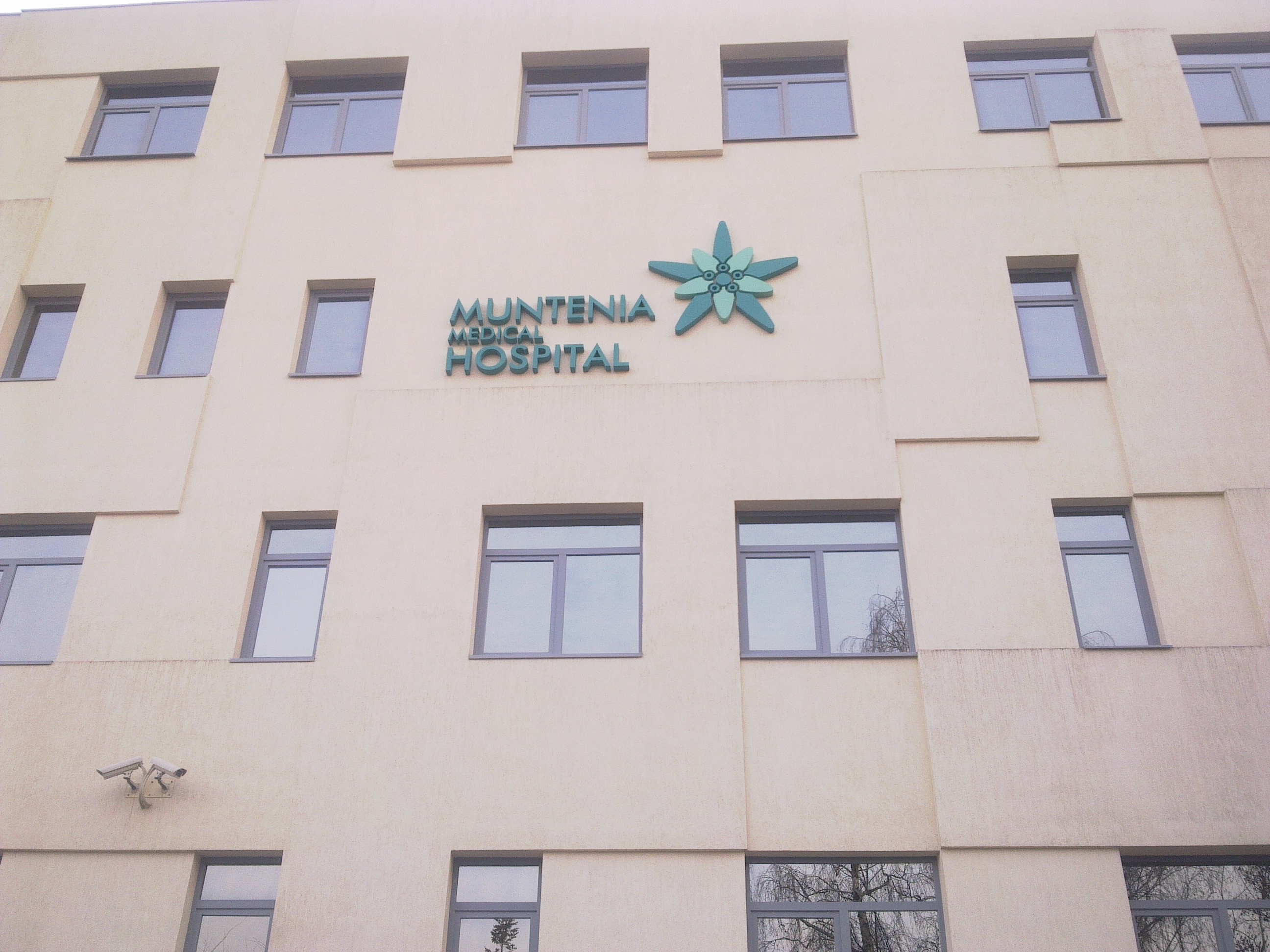 Signalistica de exterior la Spitalul Muntenia Medical Hospital Pitesti. Litere volumetrice din polistiren extrudat